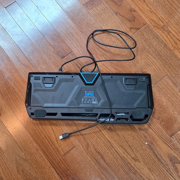 Logitech G910 Wired Keyboard - Black - Picture 2 of 4